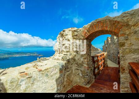 Balcone arcade superiore del Castello di Volterraio, la più antica fortezza dell'Isola d'Elba, Toscana, Italia, mai conquistata in tutta la storia. Foto Stock