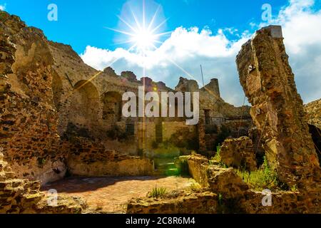 Antiche mura della fortezza di Volterraio, mai conquistata. Situato tra Portoferraio e Rio nell'Elba. Isola d'Elba, Toscana, Italia. Foto Stock