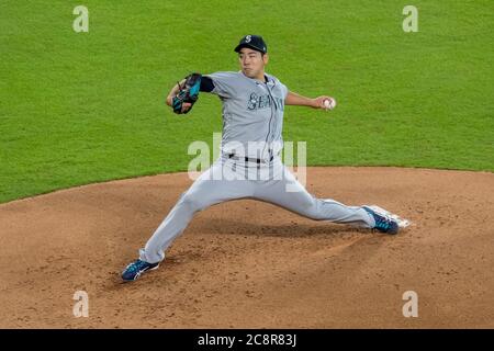 Houston, Stati Uniti. 26 luglio 2020. Seattle Mariners partenza lanciatore Yusei Kikuchi piazzola contro gli Houston Astros nel 2 ° inning al Minute Maid Park a Houston Domenica 26 luglio 2020. Foto di Trask Smith/UPI Credit: UPI/Alamy Live News Foto Stock