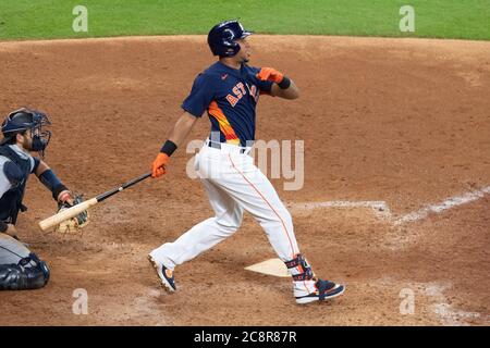 Houston, Stati Uniti. 26 luglio 2020. Michael Brantley di Houston Astros ha fatto un doppio contro i Seattle Mariners nel 9° inning al Minute Maid Park di Houston domenica 26 luglio 2020. Foto di Trask Smith/UPI Credit: UPI/Alamy Live News Foto Stock