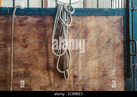 Stalla vuota con porte di legno sporche in una fattoria. Foto Stock