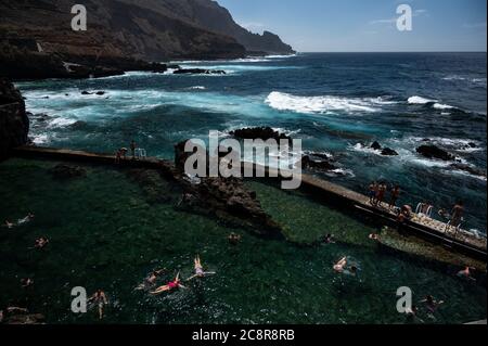 Barlovento, Spagna. 26 luglio 2020. Durante una giornata estiva, le persone si rinfreschano nelle piscine di acqua salata, Piscinas de la Fajana, a nord dell'isola di la Palma, nelle Isole Canarie. Credit: Marcos del Mazo/Alamy Live News Foto Stock