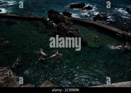 Barlovento, Spagna. 26 luglio 2020. Durante una giornata estiva, le persone si rinfreschano nelle piscine di acqua salata, Piscinas de la Fajana, a nord dell'isola di la Palma, nelle Isole Canarie. Credit: Marcos del Mazo/Alamy Live News Foto Stock