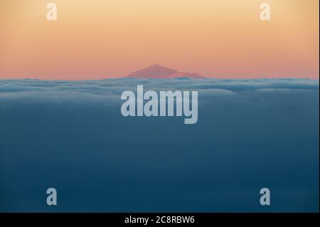 La Palma, Spagna. 26 luglio 2020. Vista del vulcano Monte Teide nell'isola di Tenerife visto con un mare di nuvole dall'isola di la Palma durante il tramonto credito: Marcos del Mazo/Alamy Live News Foto Stock