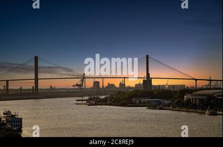 Ponte presso l'area industriale di Dusk Foto Stock