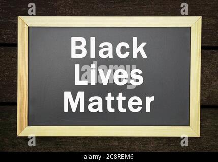 La materia nera della vita, parole di colore bianco stampate sulla lavagna. Foto Stock