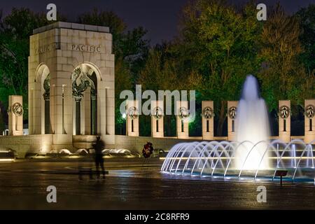Vista notturna delle colonne di granito e del Pacific Arch, una parte del Monumento commemorativo della seconda Guerra Mondiale situato sul National Mall, Washington, D.C. Foto Stock