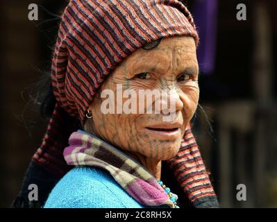 Vecchia donna tribale Chin Muun ('donna spider') con tatuaggio facciale tradizionale. Foto Stock