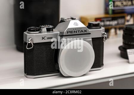 Krasnoyarsk, Russia, 20 giugno 2020: Vecchia fotocamera giapponese d'epoca Pentax k1000 asahi al banco di un negozio di foto Foto Stock