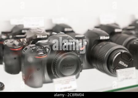 Krasnoyarsk, Russia, 20 giugno 2020: Vecchie fotocamere Nikon al banco di un negozio di foto Foto Stock