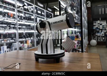 Krasnoyarsk, Russia, 20 giugno 2020: Telescopi Meade nella vetrina del negozio Foto Stock