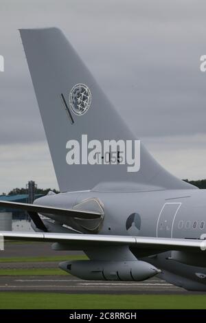 T-055, un Airbus A330MRTT gestito dall'Aeronautica militare olandese per conto della multinazionale NATO Multi-Role Tanker Transport Fleet, a Prestwick. Foto Stock