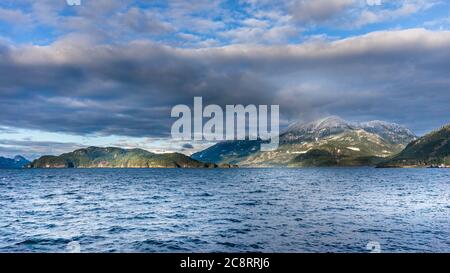 Winter Landscape of Harrison Lake and the surrounding Mountains. Viewed from Harrison Hot Springs in British Columbia, Canada Foto Stock