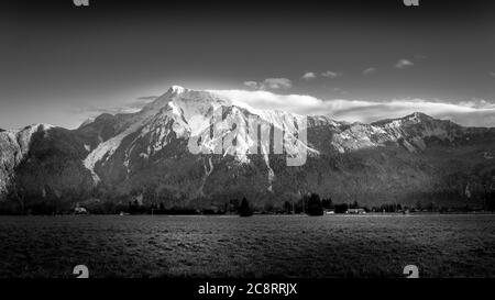 Foto in bianco e nero del Monte Cheam e delle terre nella Fraser Valley della British Columbia, Canada Foto Stock