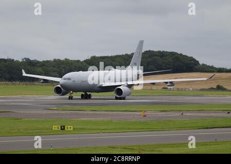 T-055, un Airbus A330MRTT gestito dall'Aeronautica militare olandese per conto della multinazionale NATO Multi-Role Tanker Transport Fleet, a Prestwick. Foto Stock