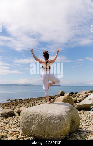 Giovane donna che fa yoga pone Foto Stock
