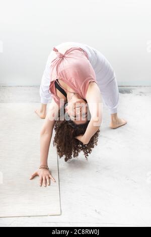 Allenatore di fitness che mostra tratti in studio Foto Stock