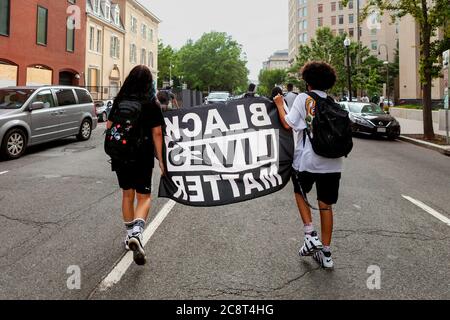 Le giovani donne portano un banner Black Lives Matter che conduce queste sono le nostre strade marzo, sponsorizzato da cittadini interessati DC, Washington, DC, Stati Uniti Foto Stock