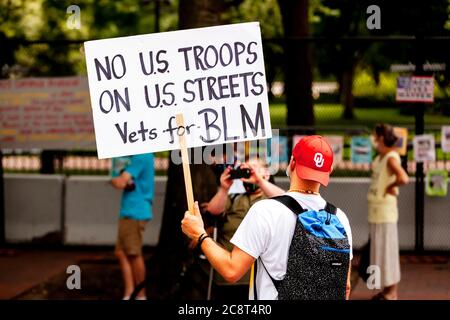Un veterano militare ha un cartello, "No US truppe on US Streets" a marzo contro lo Stato di polizia di Trump, Lafayette Square, Washington, DC, Stati Uniti Foto Stock