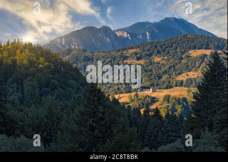 Bellissimo paesaggio montano in Carpazi, Romania Foto Stock