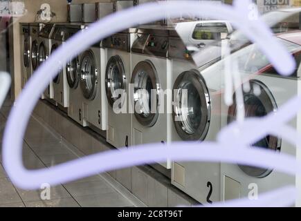 Berlino, Germania. 24 luglio 2020. Le lavatrici sono situate in una lavanderia automatica con finestre macchiate. Credit: Jens Kalaene/dpa-Zentralbild/ZB/dpa/Alamy Live News Foto Stock
