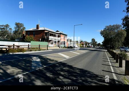 Glenrowan, Victoria. Il Glenrowan Hotel e vista lungo Gladstone Street a Glenrowan Foto Stock