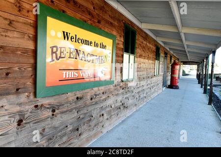 Glenrowan, Victoria. Una vecchia posta australiana di colore rosso brillante si erge all'esterno di un edificio rivestito in legno nella storica cittadina di Glenrowan in Victoria's. Foto Stock