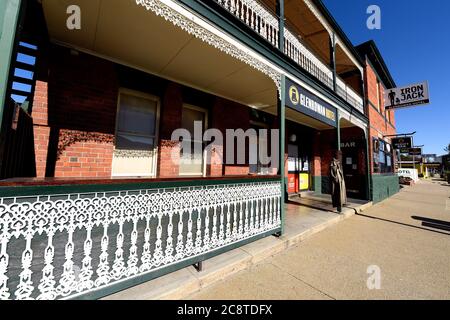 Glenrowan, Victoria. Una statua di Ned Kelly si trova all'ingresso del bar del Glenrowan Hotel in Gladstone Street, Glenrowan. Foto Stock