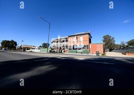 Glenrowan, Victoria. Il Glenrowan Hotel e vista lungo Gladstone Street a Glenrowan Foto Stock