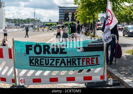 Kiel, 26. Juli 2020, AB agosto soll auch in Kiel die Kreuzfahrtsaison starten. Dagegen demonstrierte heute in Kiel am Kreuzfahrtterminal Ostseekai ei