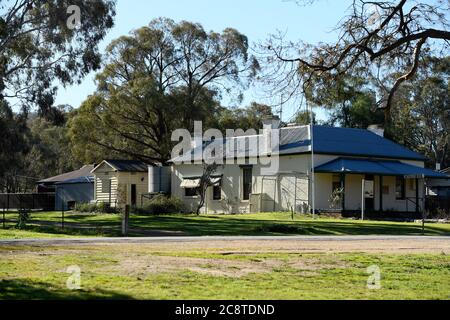 Glenrowan, Victoria. Edifici storici, la vecchia stazione di polizia e Lock Up. Foto Stock