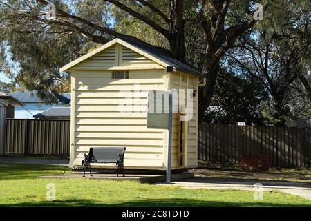 Glenrowan, Victoria. Edifici storici. La vecchia stazione di polizia e blocco. Foto Stock