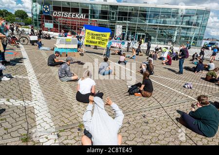 Kiel, 26. Juli 2020, AB agosto soll auch in Kiel die Kreuzfahrtsaison starten. Dagegen demonstrierte heute in Kiel am Kreuzfahrtterminal Ostseekai ei