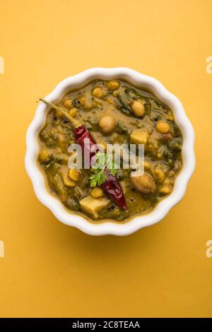 Sana dal Palak o giallo Toor Spinach Daal ricetta conosciuta anche come Patal Bhaji in India, servita in una ciotola Foto Stock