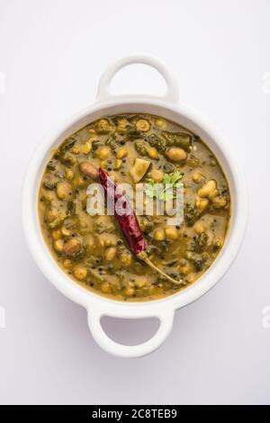 Sana dal Palak o giallo Toor Spinach Daal ricetta conosciuta anche come Patal Bhaji in India, servita in una ciotola Foto Stock