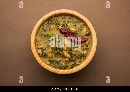 Sana dal Palak o giallo Toor Spinach Daal ricetta conosciuta anche come Patal Bhaji in India, servita in una ciotola Foto Stock