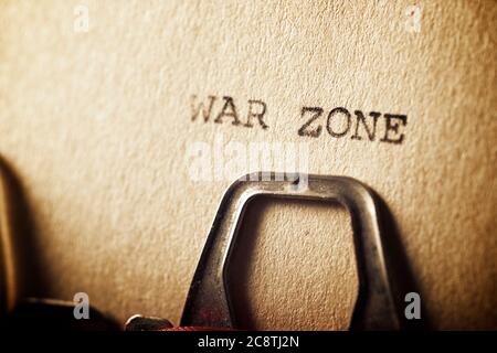 Testo della zona di guerra scritto su un foglio. Foto Stock