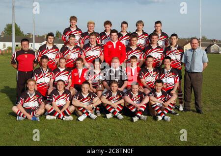 Gorseinon RFC Under-16s sfilano la Ospreys Regional Cup dopo la loro vittoria su Waunarlwydd RFC U16s (31-0) nella finale tenuta a Corus Port Talbot. Una squadra che ha presentato un giovane Leigh Halfpenny e Dan Biggar insieme al compagno di giovani Jamie Richards Foto Stock