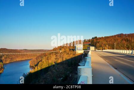 Strada sul ponte sopra la diga di Rappbode. Rappbode-Talsperre in Elbingerode. Germania Foto Stock