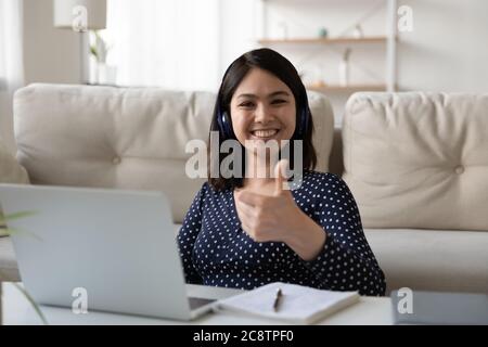 Ritratto di sorridente ragazza asiatica consiglia corso di studio lontano Foto Stock