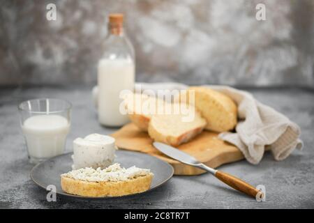 Sandwich con pane fatto in casa senza lievito, formaggio e latte (foto soft focus) Foto Stock