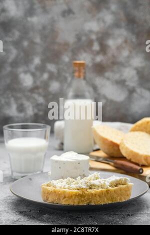 Colazione sana con pane fatto in casa senza lievito, formaggio morbido e latte (foto con messa a fuoco morbida) Foto Stock