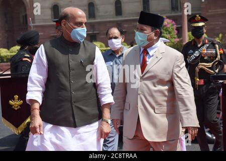 Il Ministro della Difesa indiano Rajnath Singh con il suo omologo indonesiano Prabowo Subianto alla sede del Ministero della Difesa a South Block, New Delhi, India 27 luglio 2020. Fotografia: Sondeep Shankar Foto Stock