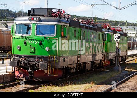 Ostersund, Norrland Svezia - 10 luglio 2020: Un treno verde in attesa di carrozze Foto Stock