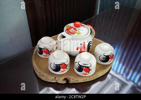 Teiera di pollo vintage in porcellana cinese su vassoio di legno Foto Stock