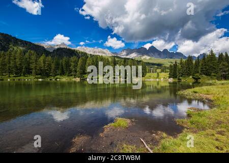 Vista estiva del lago di San Pellegrino nel Passo di San Pellegrino: Un passo di montagna nelle Dolomiti italiane Foto Stock