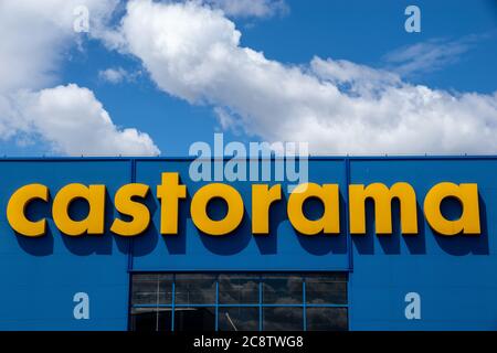 Wroclaw, Polonia-Luglio 2020: Logo della catena di negozi Castorama sulla facciata della sala vendite Foto Stock