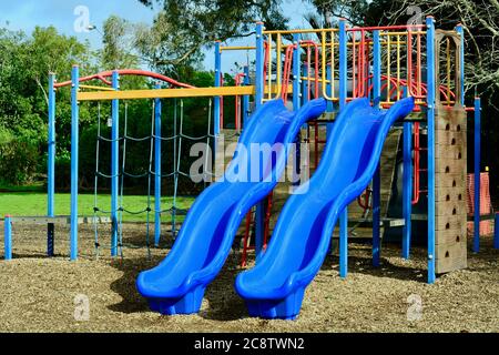 Parco giochi per bambini capanna in legno, soleggiata giornata estiva Foto  stock - Alamy