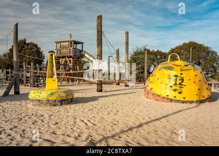 Melbourne, Australia - moderno parco giochi per bambini a Port Melbourne chiuso a causa del Coronavirus Covid-19 Foto Stock