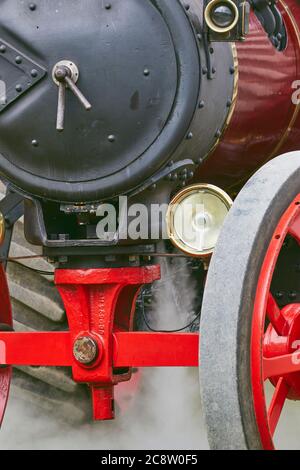 Un motore di trazione storico restaurato in mostra ad una mostra agricola; il Royal Bath and West Show, vicino a Shepton Mallet, Somerset, Gran Bretagna. Foto Stock